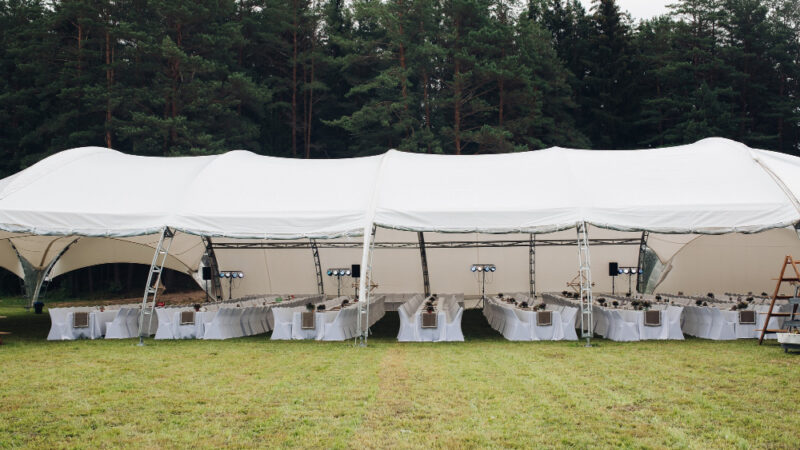 Quelle taille de tente ou chapiteau choisir en fonction du nombre d’invités ?